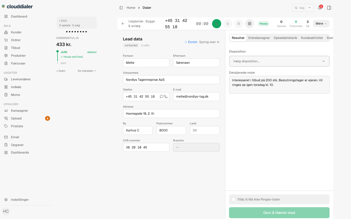 Et lead åbent i CloudDialers browser-dialer med opkaldskontroller og noter på én skærm